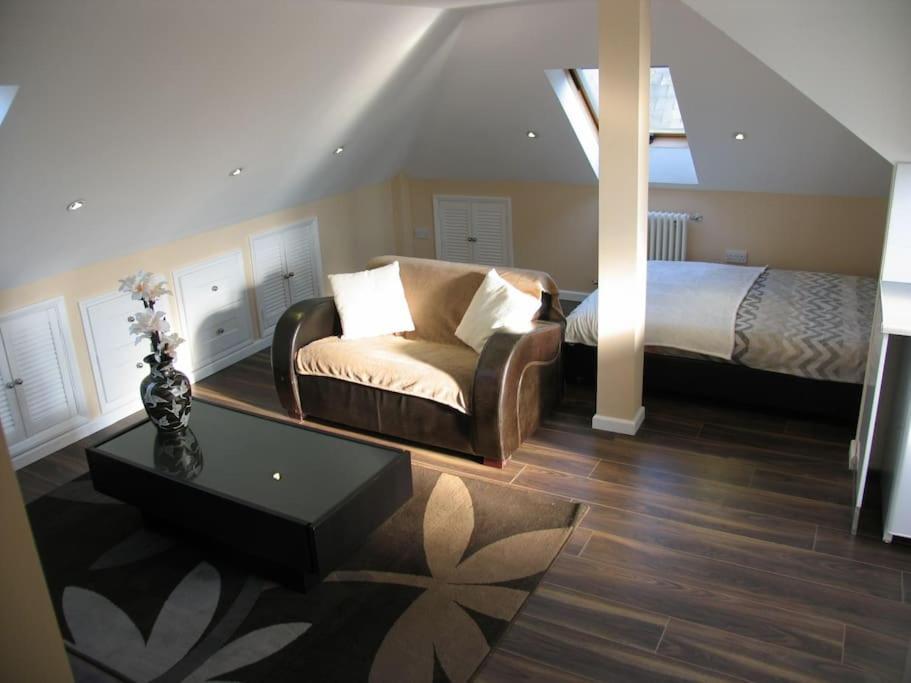 Modern Cosy Private Studio, Wifi, Ip-Tv, Must See Romford Eksteriør bilde